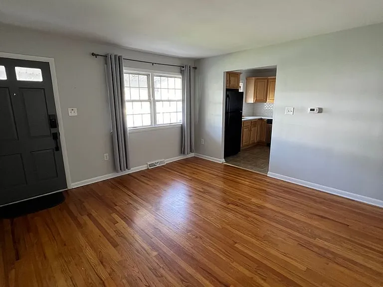 427 W Marion St — Photo 2