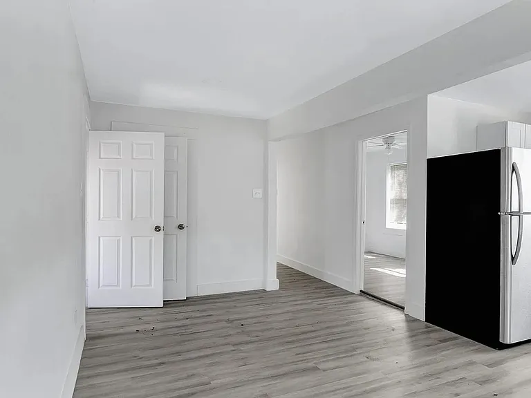 2737 Stuart Dr — Photo 16