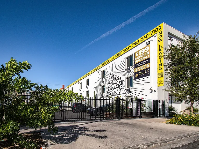 DLUX Lofts - Modern Downtown Studios — Photo 51