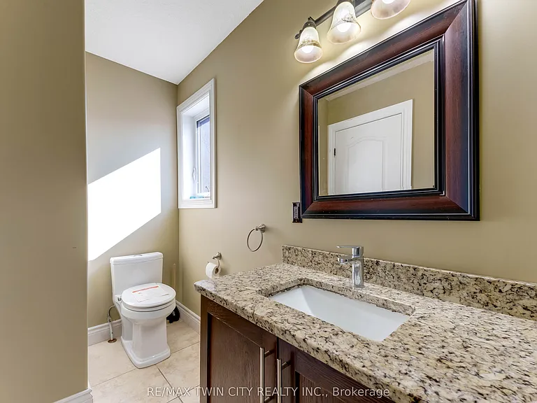 561 Queen St S #UPPER — Photo 5