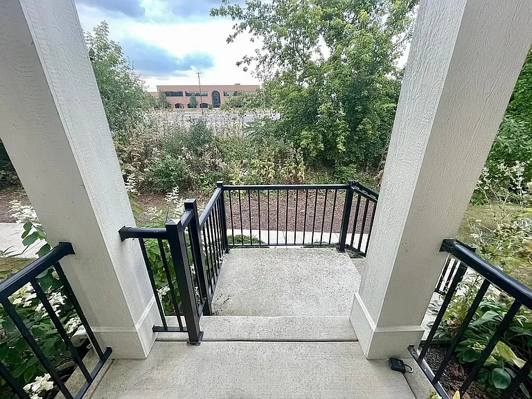 526 Grosvenor Ln — Photo 2