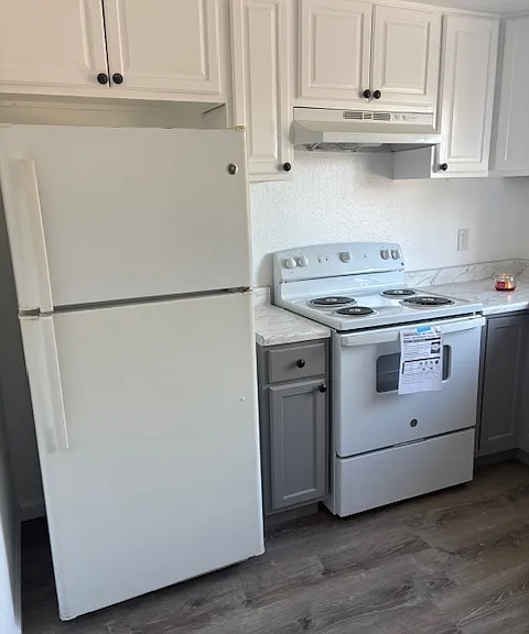 LOTS OF CABINETS!
