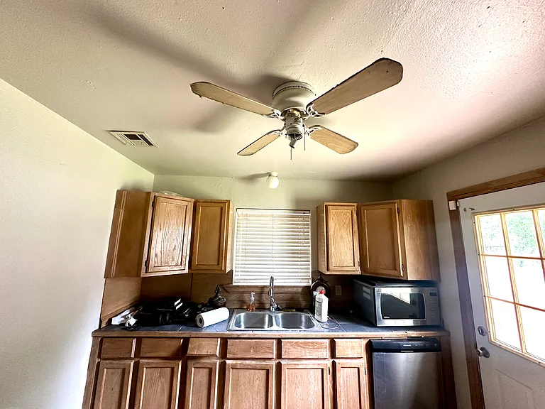 1405 Carlisle Ct — Photo 26