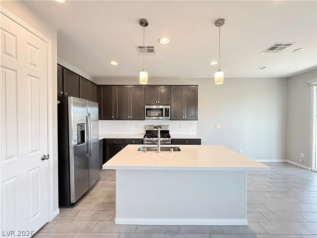 4 bed, 2.5 bath, 1925 sqft, $2,395 — Photo 4