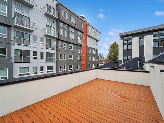 Spacious Rooftop Deck