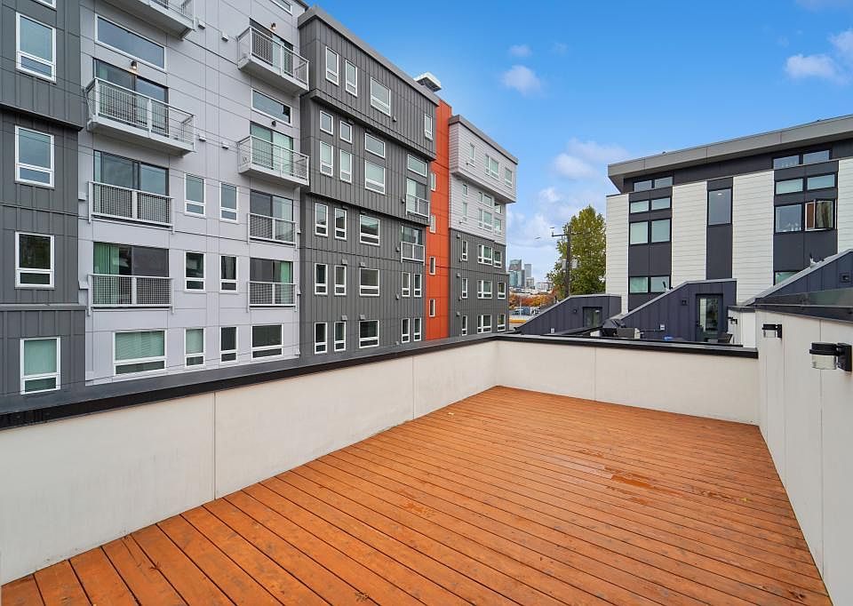 Spacious Rooftop Deck