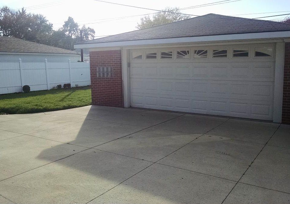 Detached Garage