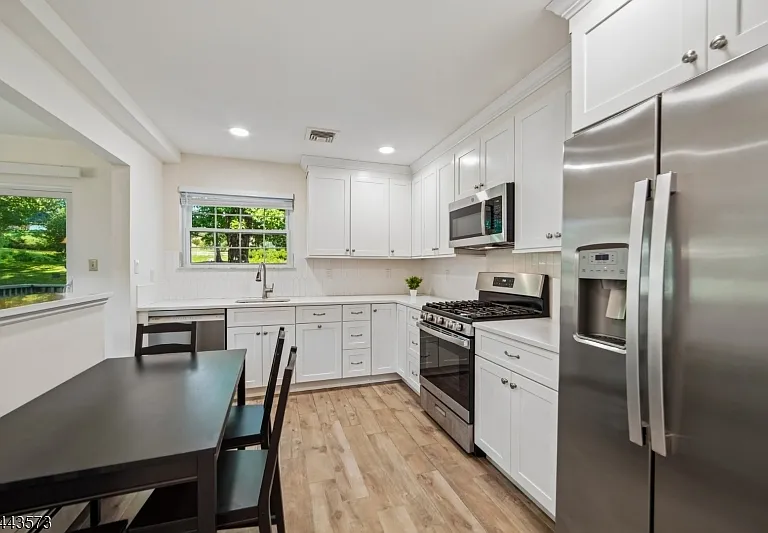 29 Coachlight Dr — Photo 10