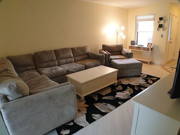 4th image of 219 Spruce Ct #219