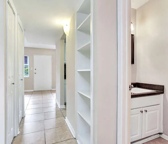 Chateau Apartments — Photo 34