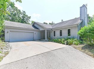 S50W34299 Ridgeway Dr, Dousman, WI 53118