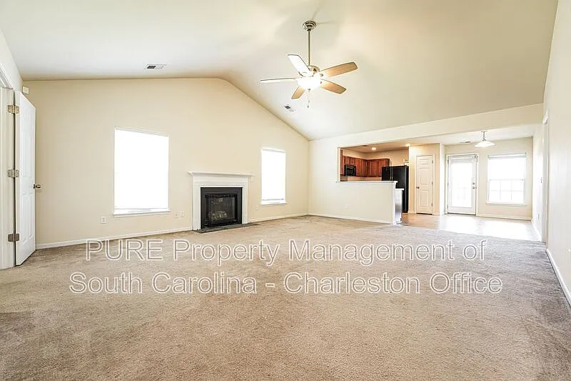 4 bed, 2.0 bath, 1689 sqft, $2,099 — Photo 3