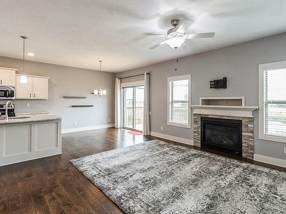 3rd image of 499 NW Autumn Crest Dr