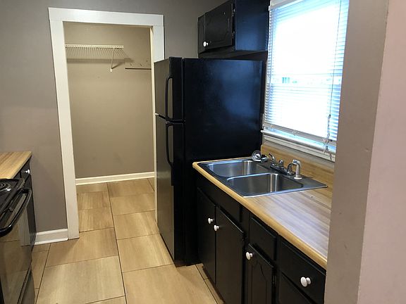 3rd image of 205 Hedgewood Ct #1