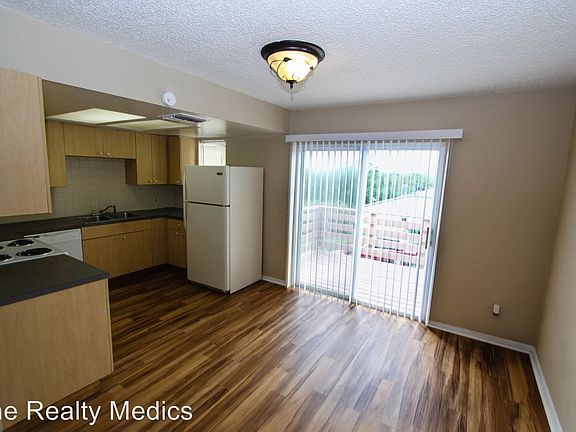 3rd image of 711 Pine Ln