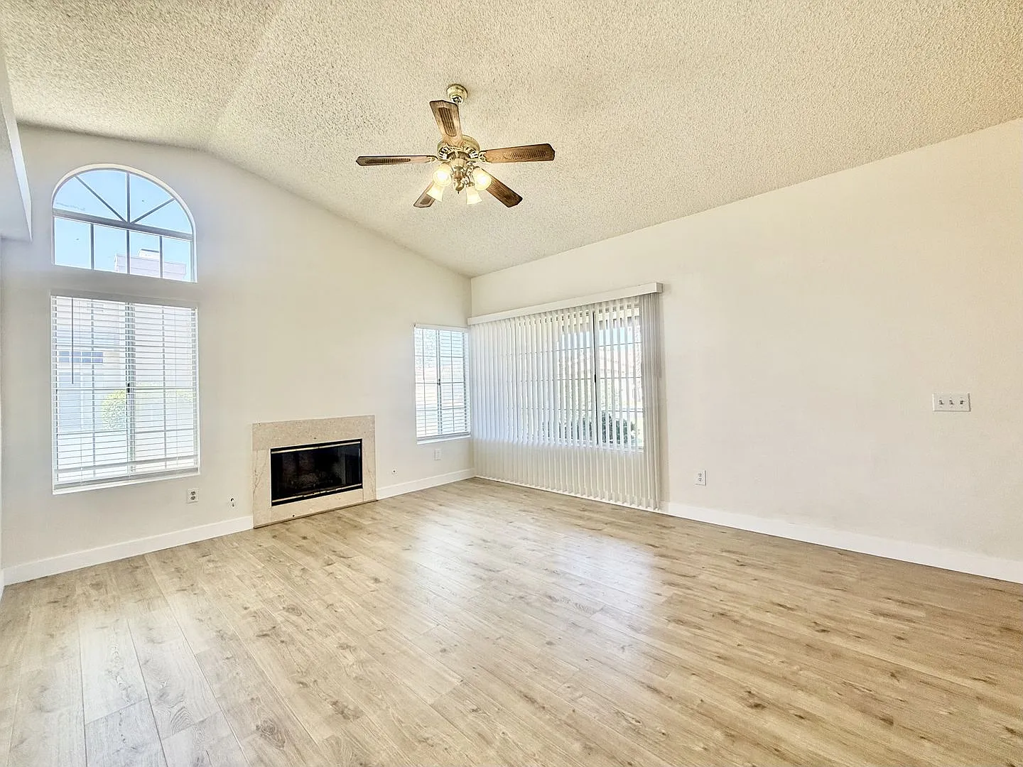 Available Now! 3 Bedroom 2 Bathroom Home In Golden Sun Estates! — Photo 4