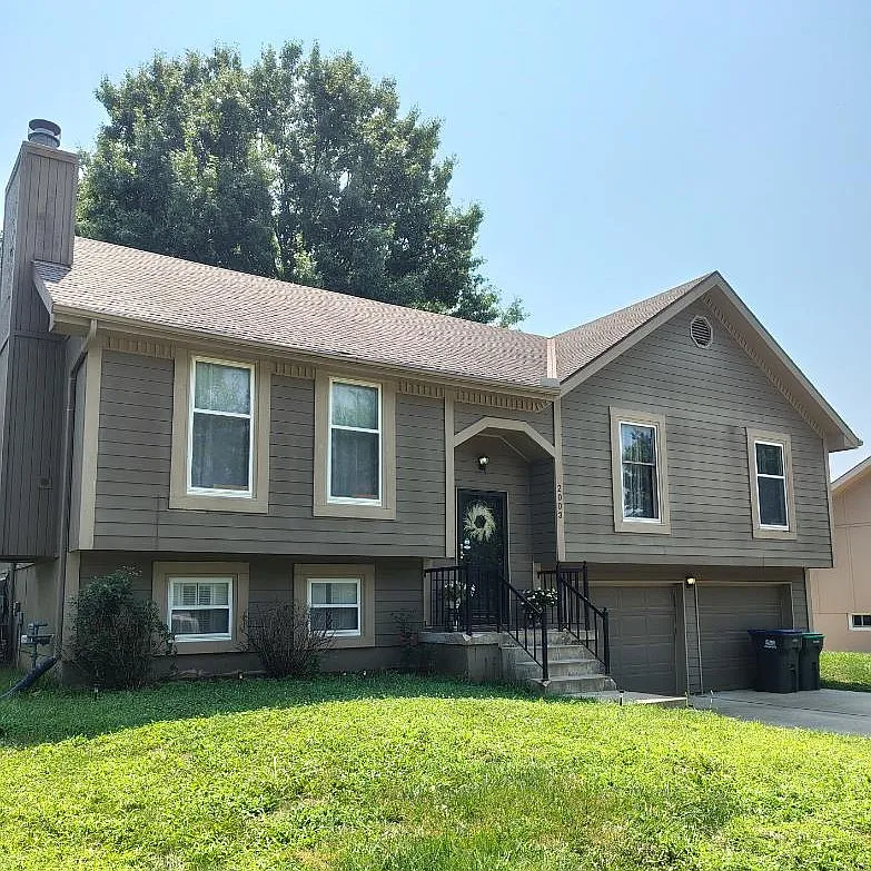 4 bed, 1222 sqft, $1,900 — Photo 1