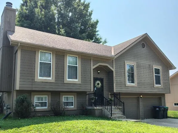 2003 NE Dill Dr, Lees Summit, MO 64086