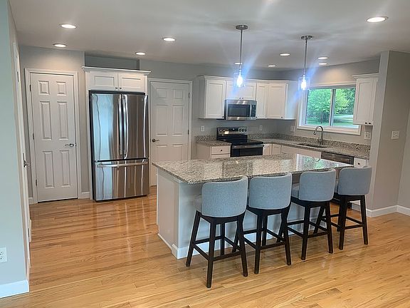 3rd image of 14437 Crestwood Dr