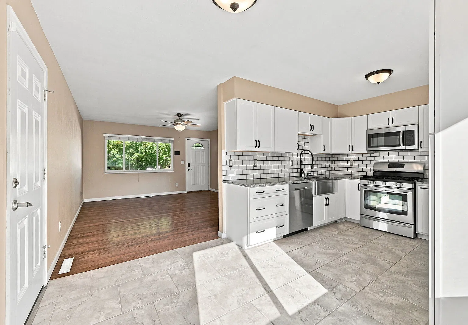 5 bed, 2.5 bath, 1819 sqft, $2,096 — Photo 3