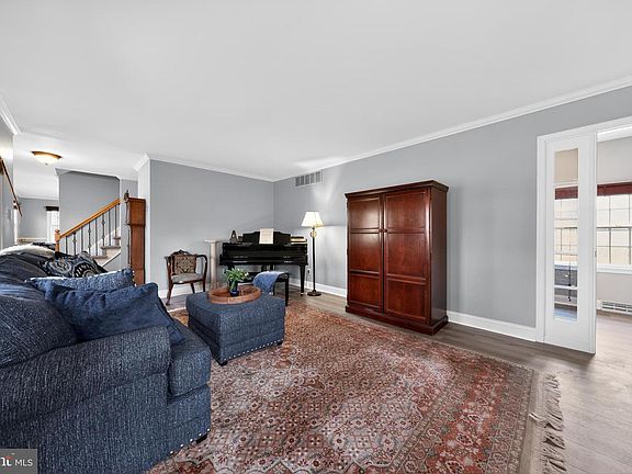 5th image of 745 N Stanwick Rd