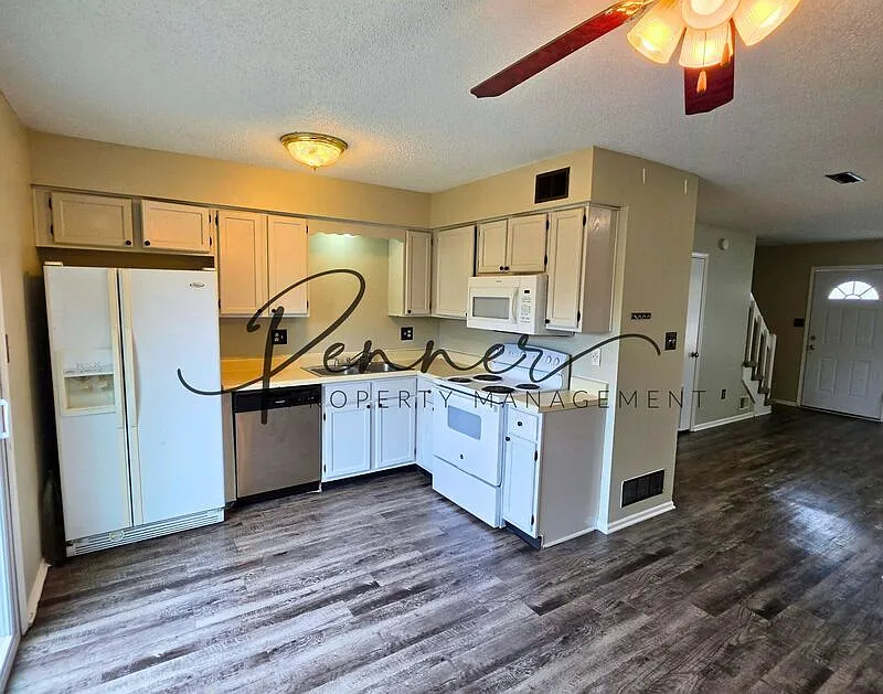 2 bed, 1.5 bath, 1310 sqft, $1,295 — Photo 3
