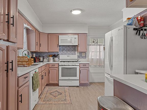 4th image of 703 Valley Dr