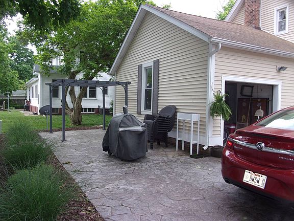3rd image of 111 S Franklin St