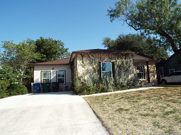 3rd image of 911 W Wildwood Dr.