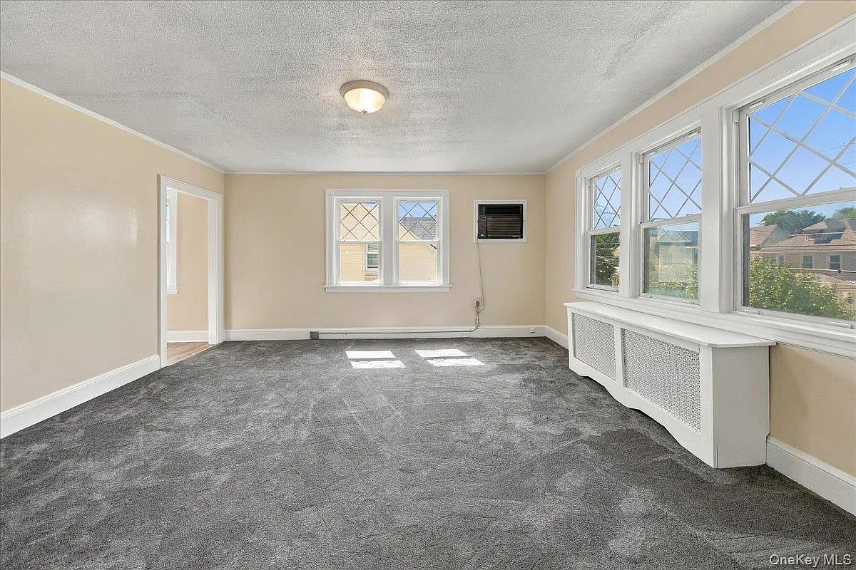 3 bed, 1.0 bath, 1050 sqft, $3,395 — Photo 2