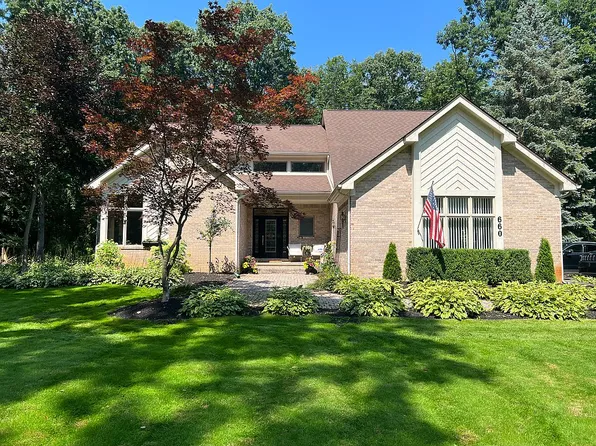 660 Milford Farms Ct, Milford, MI 48381