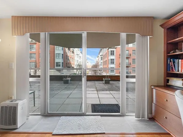 24 Courthouse Sq APT 105, Rockville, MD 20850