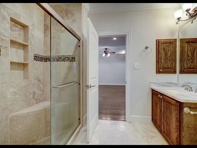 2401 Radcliffe St — Photo 16