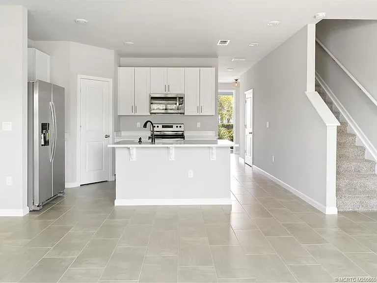 325 SE Halifax Ln — Photo 7