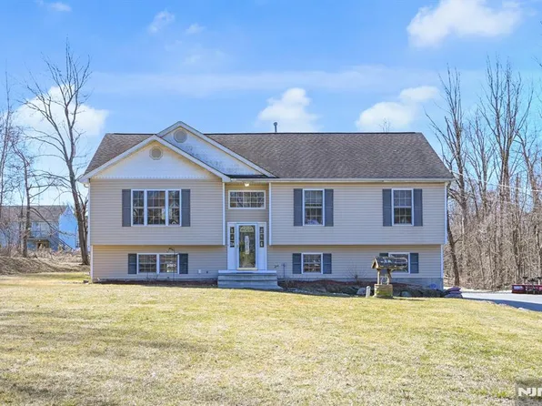 28 Reigler Rd, Hewitt, NJ 07421