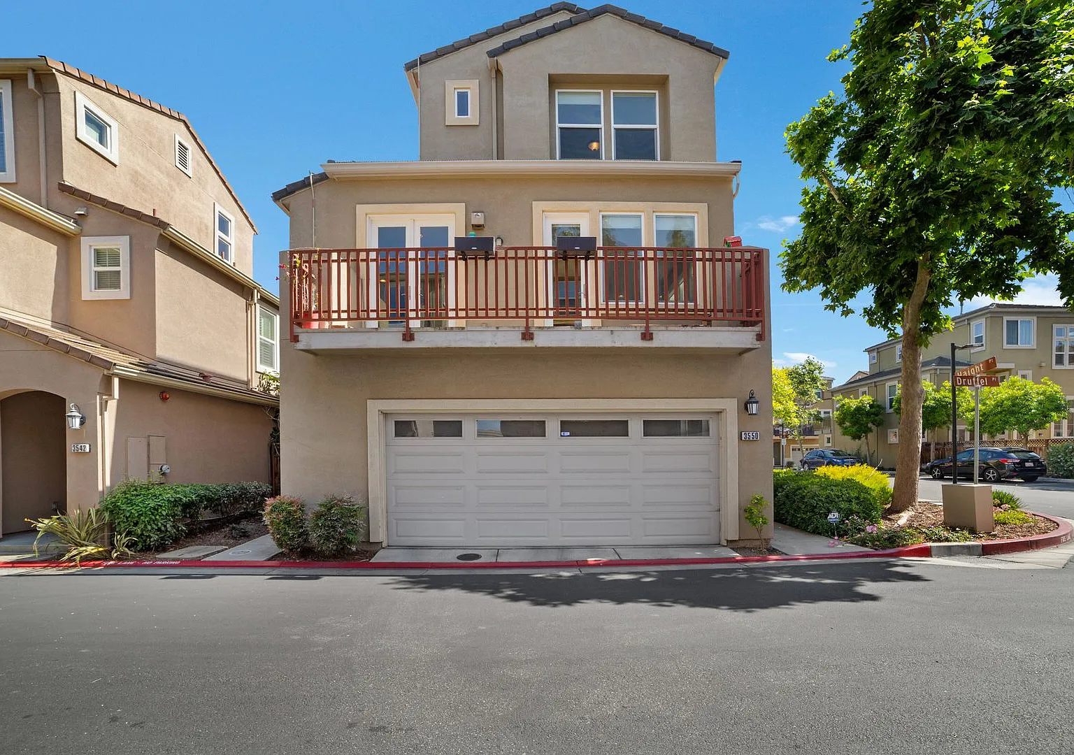 Bright & Spacious Rental Home in Prime Central Location — Photo 1
