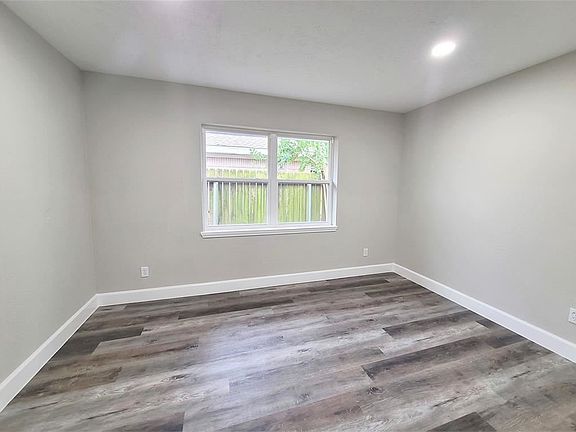 5th image of 14018 Hollypark Dr