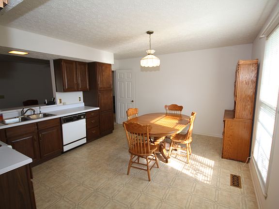 3rd image of 770 Goodpasture Ter