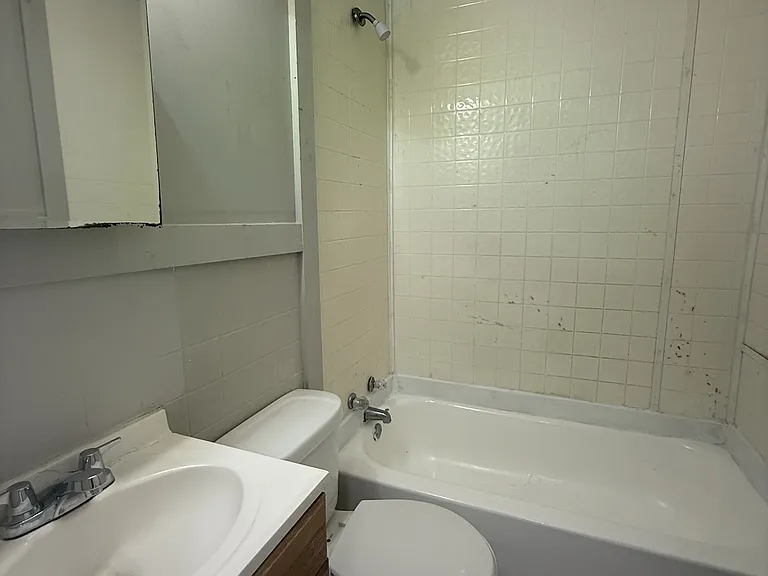 5219 Court Q — Photo 7