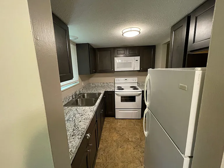 120 Riverside Ct #1-37 — Photo 6