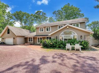 10 Russet Ln, Lake Grove, NY 11755