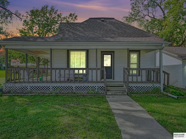 715 S Chestnut St, Friend, NE 68359