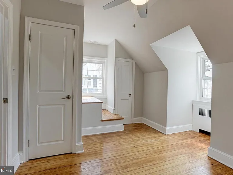 702 Kingston Rd — Photo 37