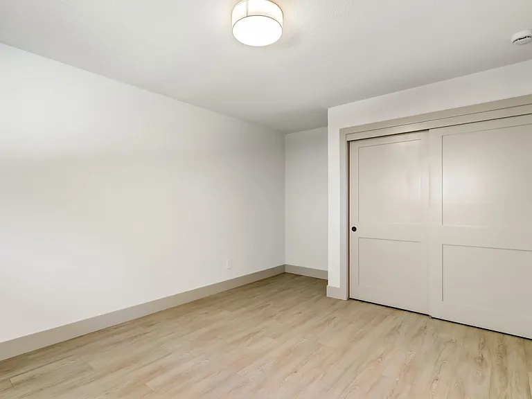 965 Jonas Ave — Photo 32