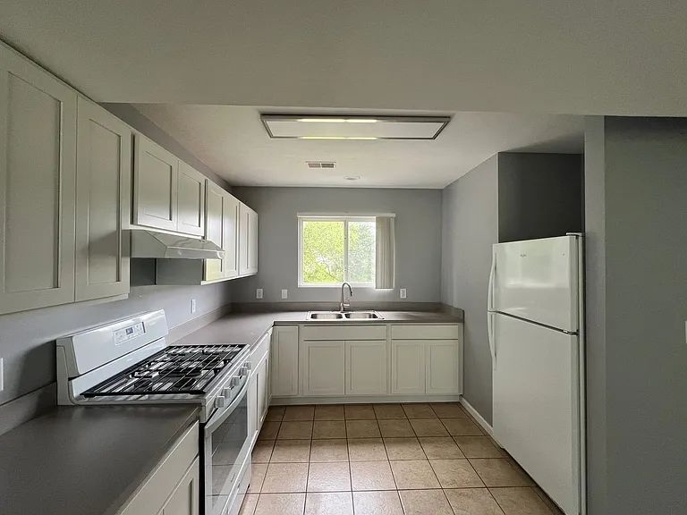 2906-2948 Feiger Ln — Photo 2