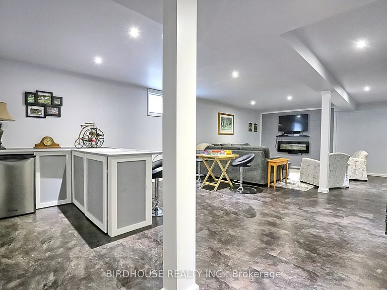 21 Ellis Cres — Photo 24