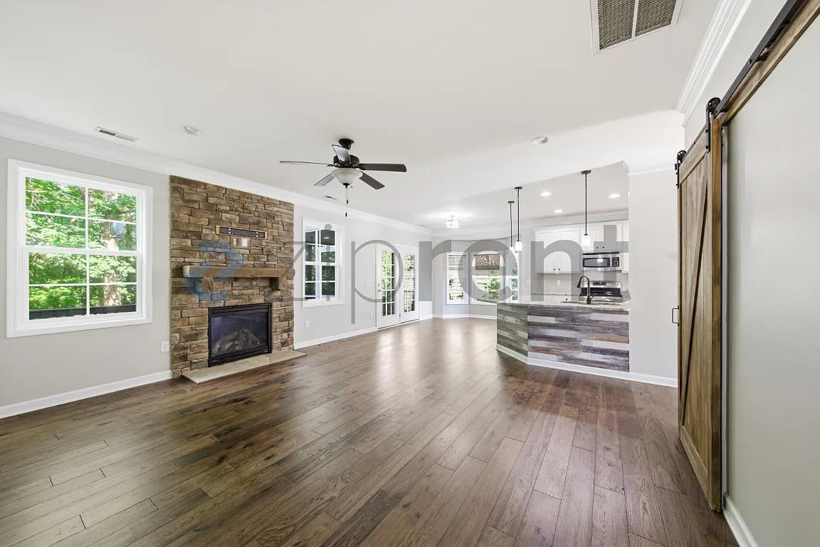 Building Photo - 933 Vandalia Dr