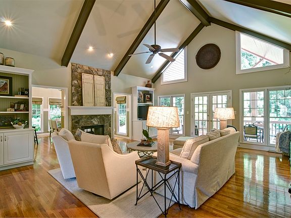 4th image of 303 Mosswood Ct