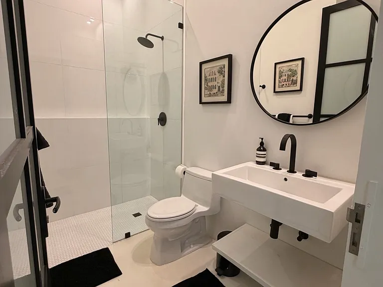 2110 E Roxboro Rd NE — Photo 43