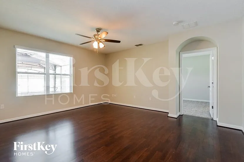 4 bed, 2.0 bath, 1867 sqft, $2,285 — Photo 2